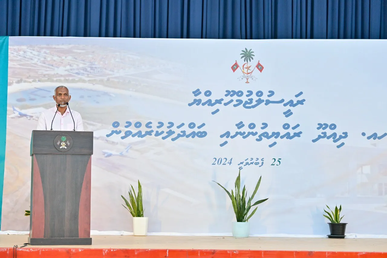 ރައީސުލްޖުމްހޫރިއްޔާ ޑރ މުހައްމަދު މުޢިއްޒު ދިއްދޫ ރައްޔިތުންނާއި ބައްދަލު ކުރެއްވުން--ފޮޓޯ/ ރައީސް އޮފީސް