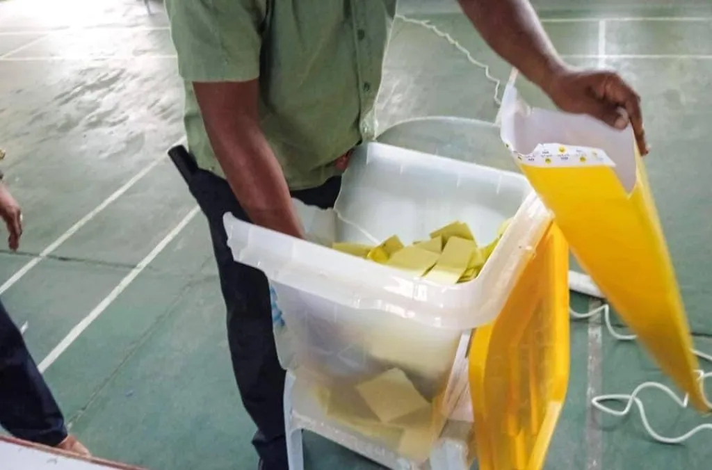 ވޯޓު ފޮށިތަކަށް ގެއްލުންދޭ މީހުންނަށް ފިޔަވަޅު އަޅައިގެންވެސް އިންތިޚާބު ކުރިއަށް ގެންދާނަން: އެމްޑީޕީ