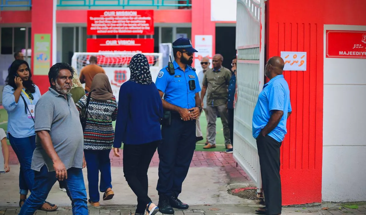 ޑިއުޓީގައި ހުންނެވި ފުލުހެއް-- ފޮޓޯ: ޕޮލިސް