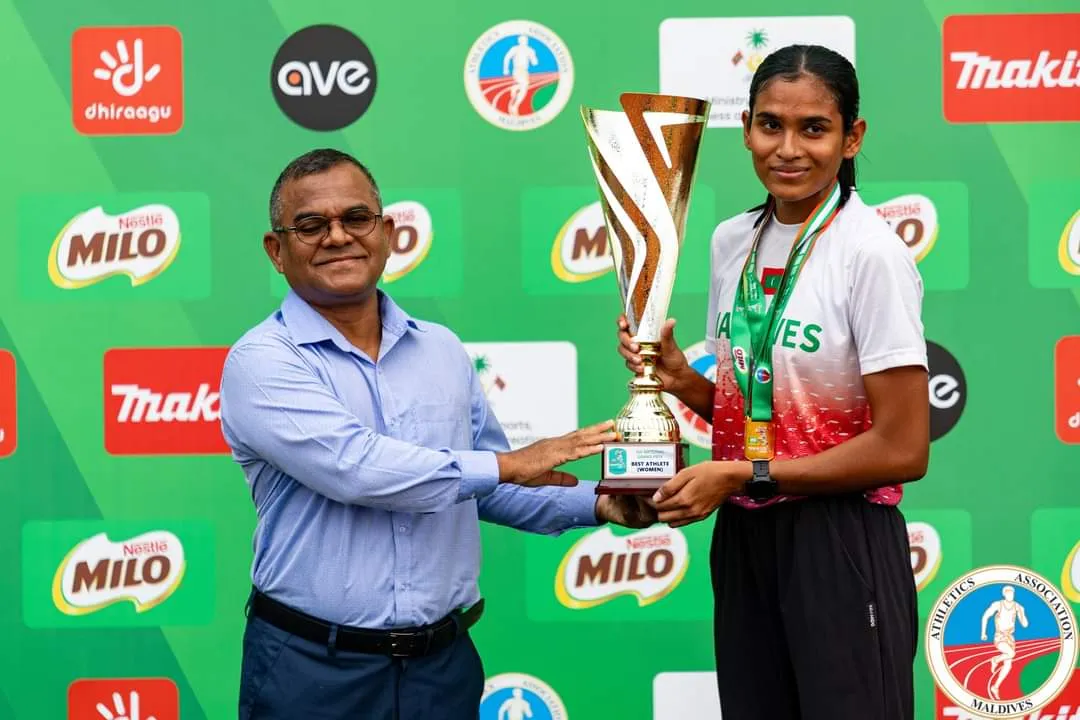 ފަސޫހާ 2023 ވަނަ އަހަރުގެ ނެޝަނަލް ގްރޯން ޕްރީގެ އެންމެ މޮޅު އަންހެން އެތްލީޓުގެ ޓްރޮފީ އާއި ހަވާލު ވަނީ.. ފޮޓޯ: އެތްލެޓިކްސް އެސޯސިއޭޝަން