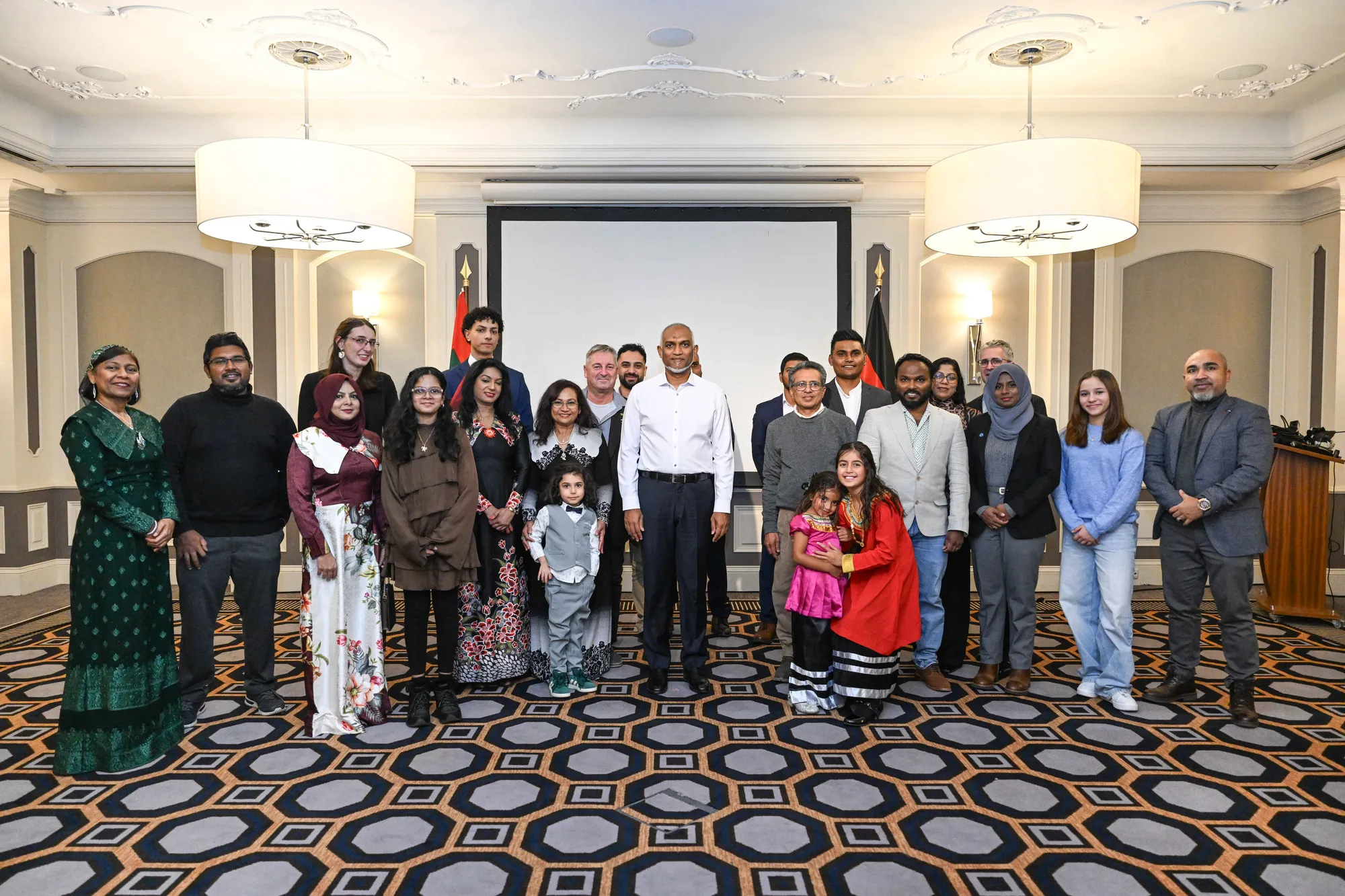 ޖަރުމަނުވިލާތުގައި ވަޒަންވެރިވެގެން އުޅޭ ދިވެހި ރައްޔިތުންނާ ރައީސުލްޖުމްހޫރިއްޔާ ބައްދަލުކުރެއްވުން /ފޮޓޯ: ރައީސް އޮފީސް