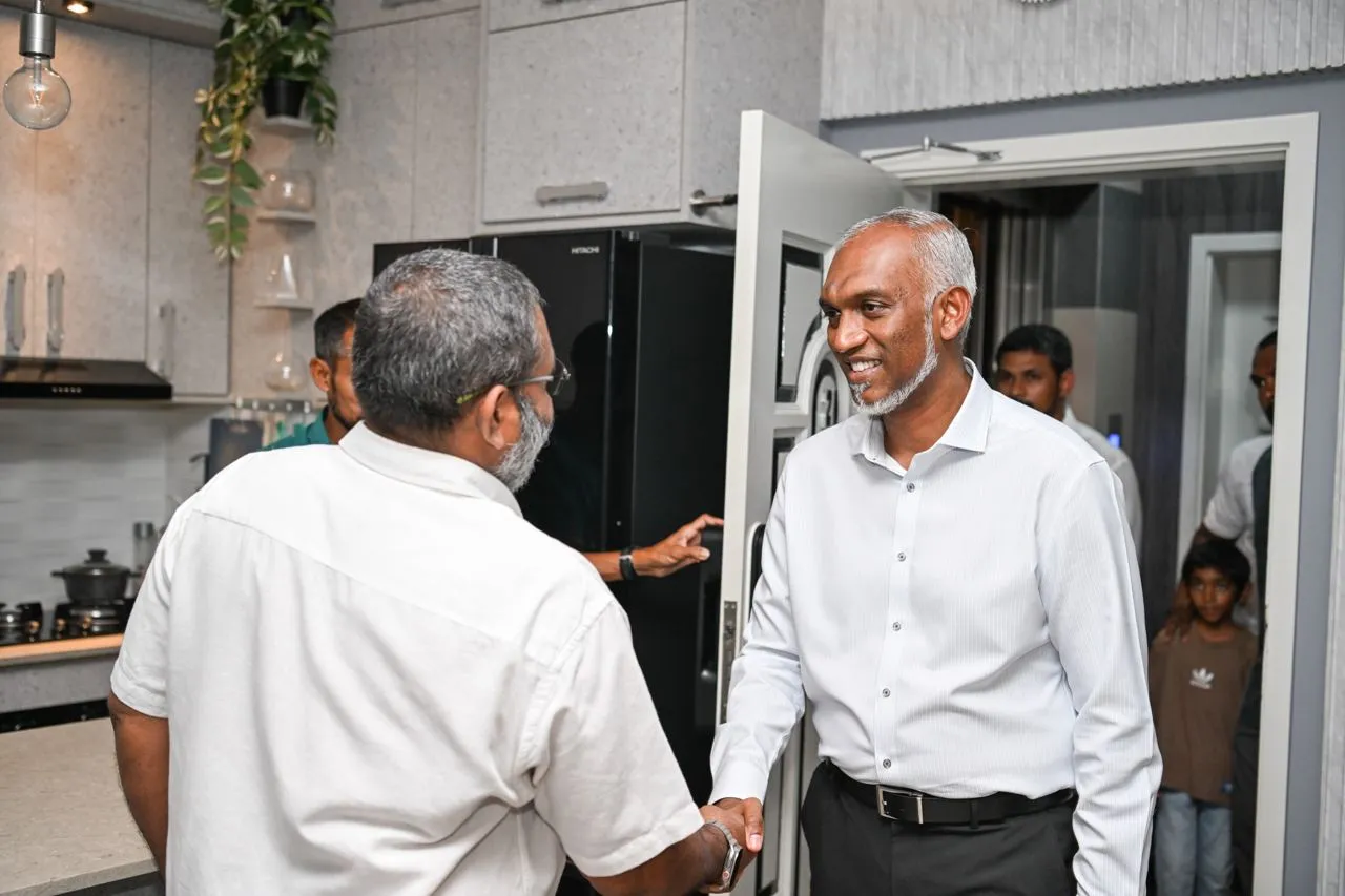 މަޖިލިސް އިންތިހާބު ކެމްޕޭނަށް ރައީސް މުއިއްޒު ހެންވޭރު ދެކުނާއި މެދު ހެންވޭރު ދާއިރާގެ ދޮރުން ދޮރަށް!
