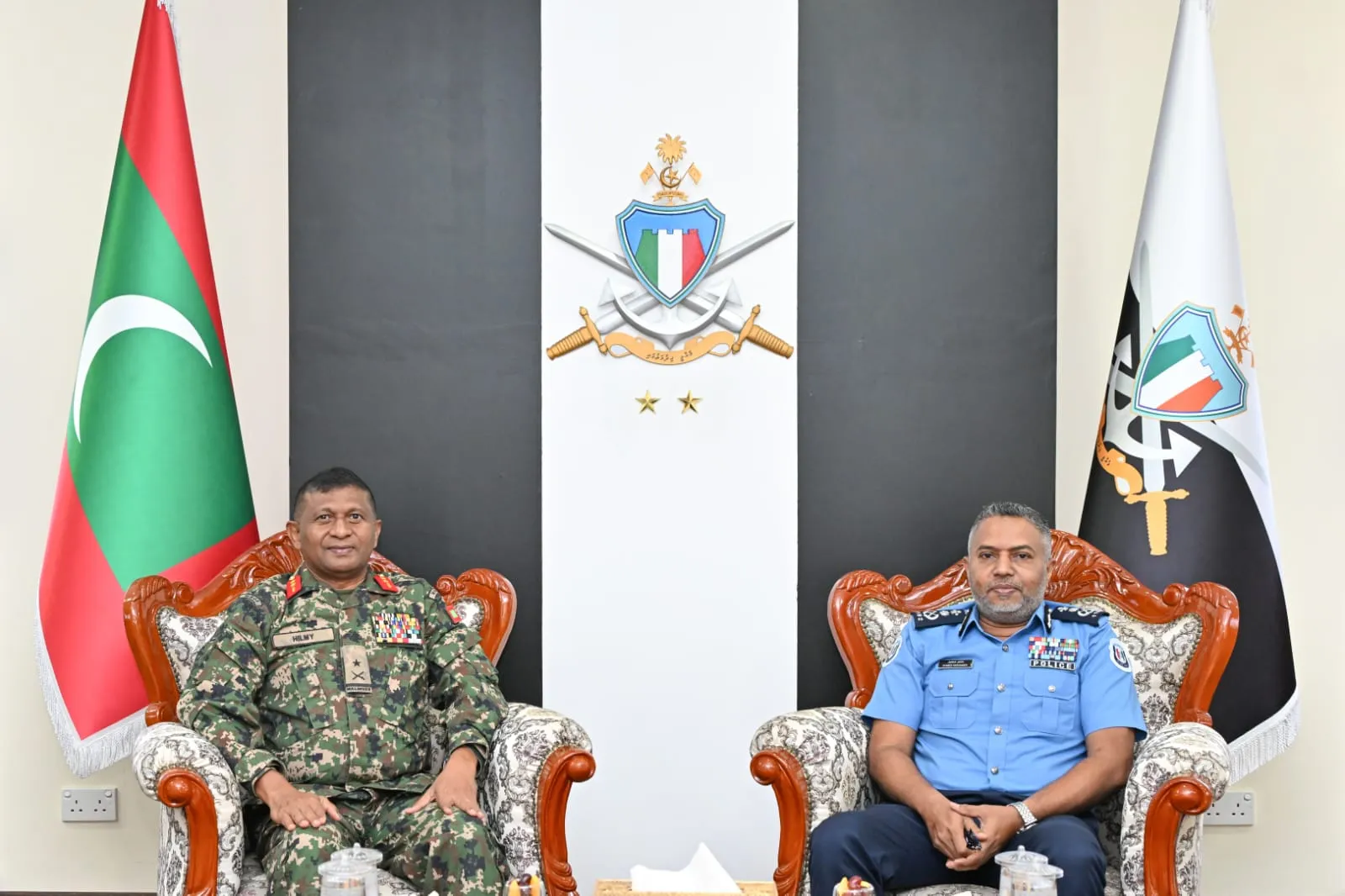 އައު ސީޕީ، ޗީފް އޮފް ޑިފެންސާއެކު - ފޮޓޯ: ޕޮލިސް