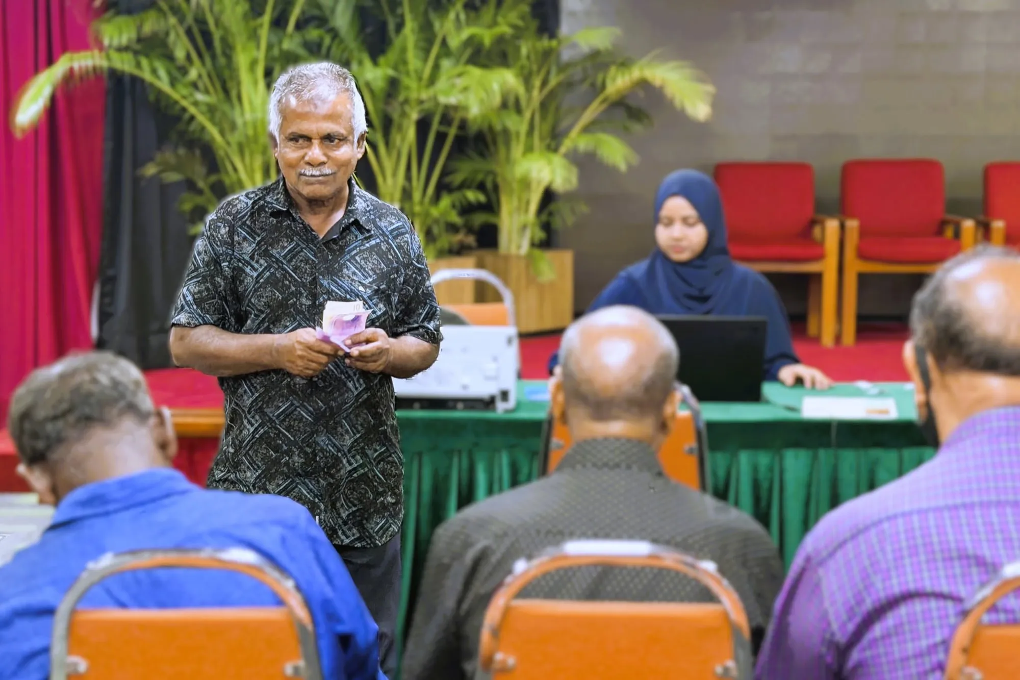 މީހަކު ޒަކާތް ދައްކަނީ -- ފޮޓޯ: ޒަކާތު ހައުސް
