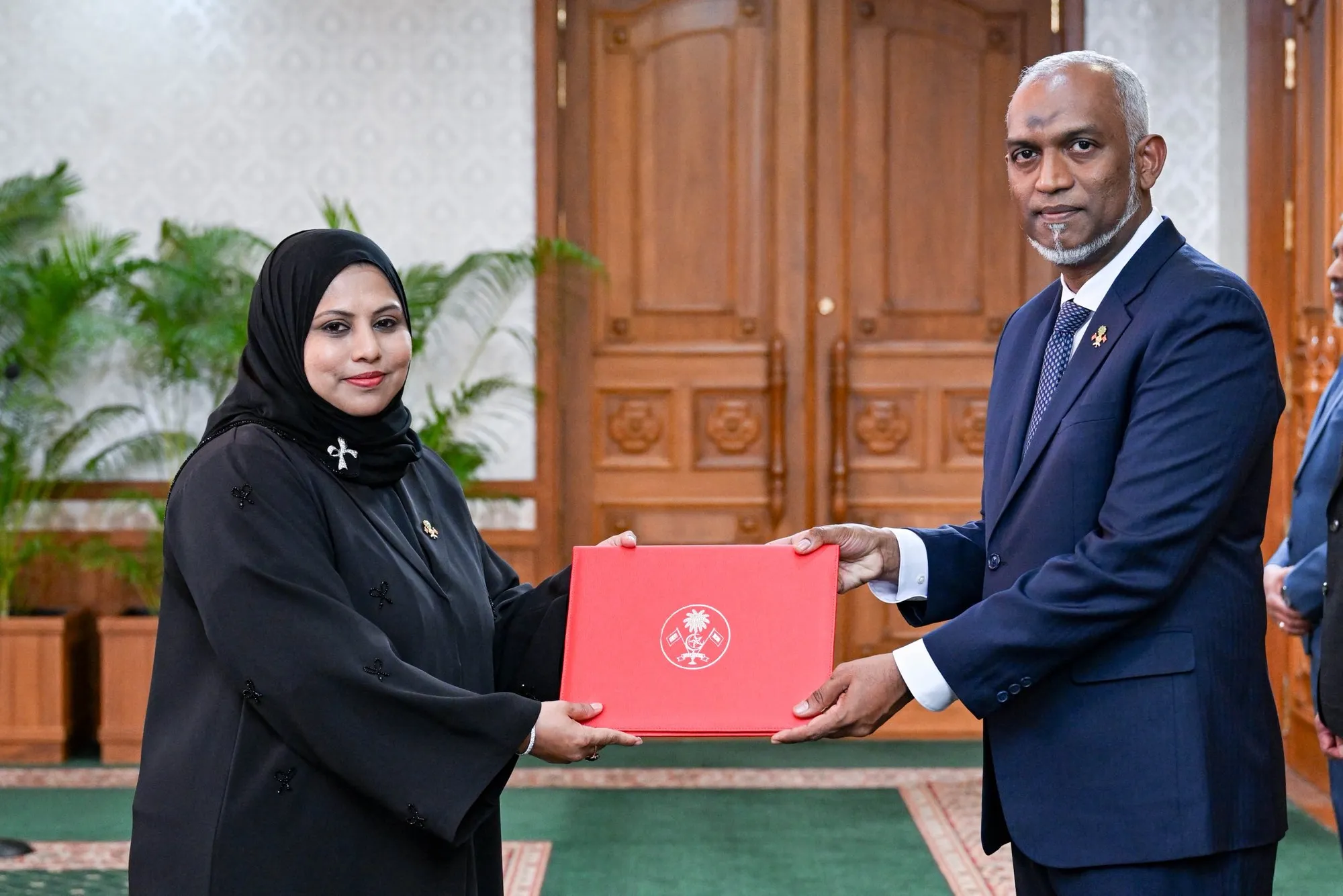 ވަޒީރު ހީނާ ވަލީދު ރައީސް މުޢިއްޒާއެކު - ފޮޓޯ: ރައީސް އޮފީސް