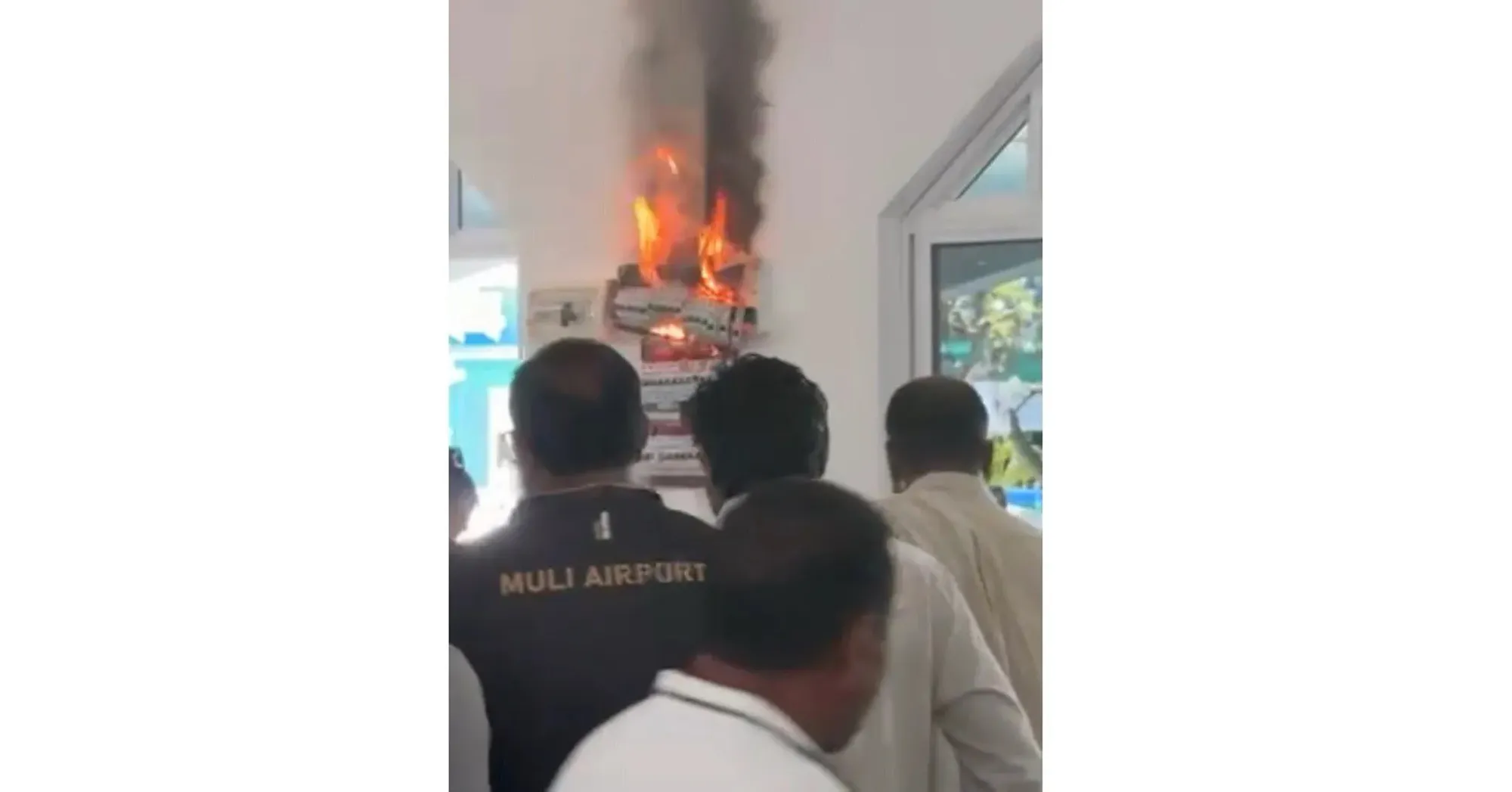 އެ މިސްކިތުގެ ކަރަންޓު ބޯޑުގައި ރޯވި ވަގުތު - ފޮޓޯ: ރައްޔިތުންގެ ނޫސް