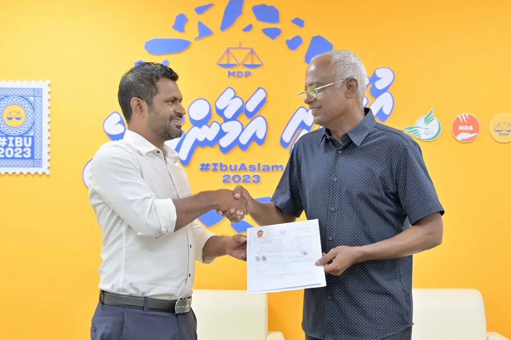 ޑިމޮކްރެޓްސް ދޫކޮށް ޝިޔާން ވެސް އަލުން އެމްޑީޕީއަށް: "ވިސްނުން ބަދަލުކުރީ ދިވެހިންގެ ވިންދާ އެއްގޮތަށް"