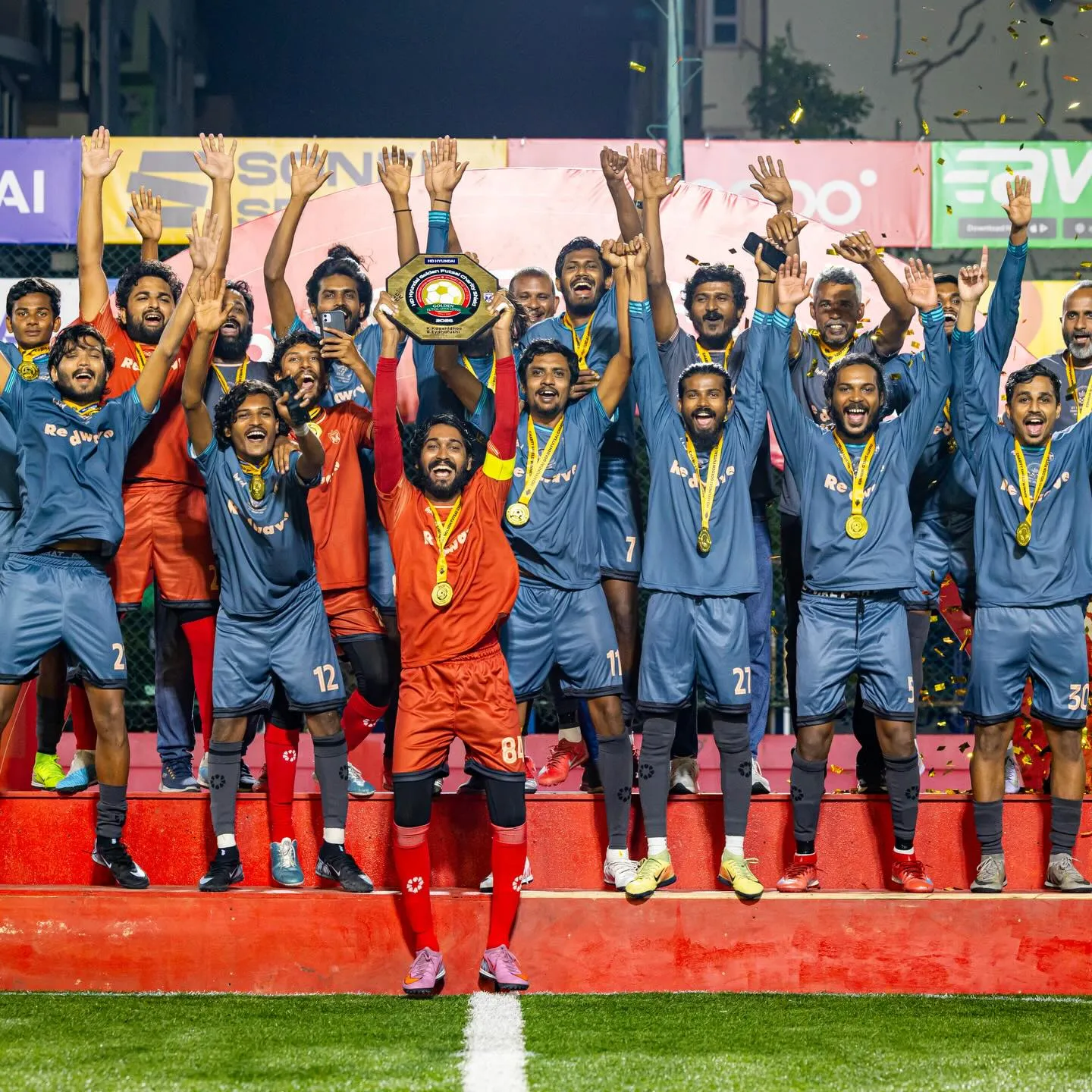 އޭދަފުށި ޓީމް ޗެރިޓީ ޝީލްޑް އުފުލާލުމަށްފަހު... ފޮޓޯ: އިމޭޖަސް