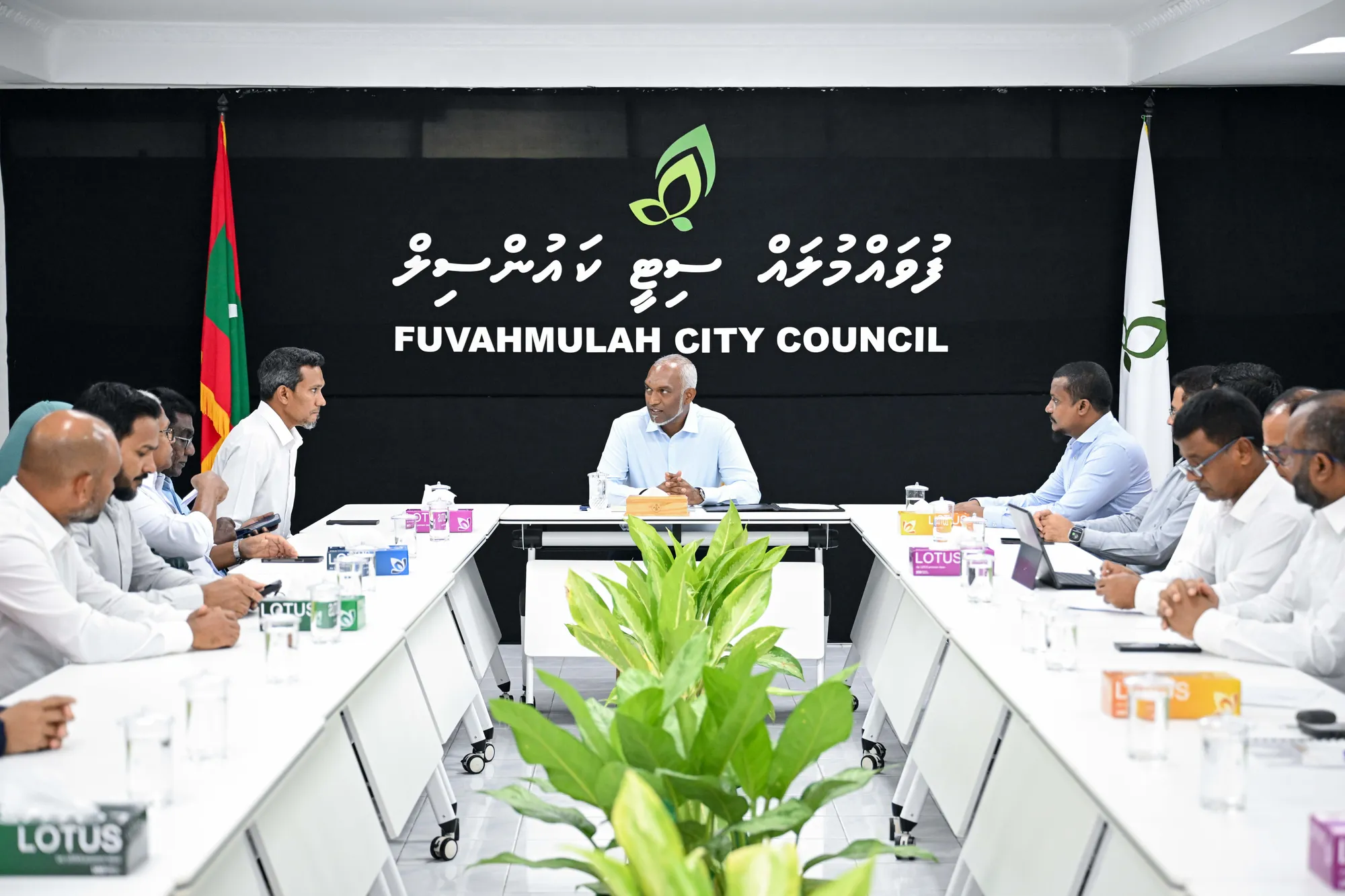 ރައީސް, ފުވައްމުލަކުގެ އިސްވެރީންނާއި ބައްދަލު ކުރެއްވުން -- ފޮޓޯ: ރައީސް އޮފީސް