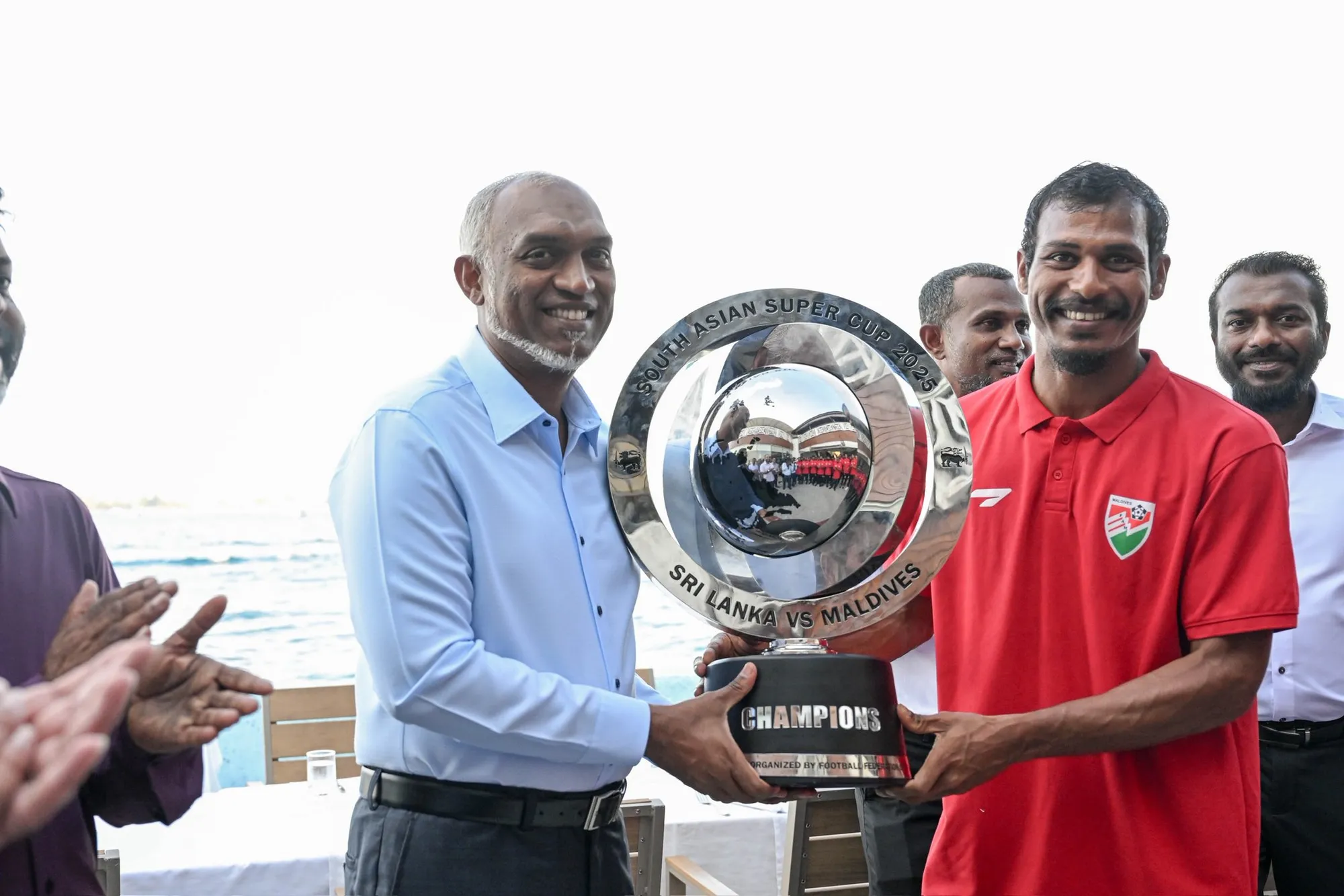 ރައީސް, ގައުމީ ފުޓުބޯޅަ ޓީމާއި ބައްދަލު ކުރުން -- ފޮޓޯ: ރައީސް އޮފީސް