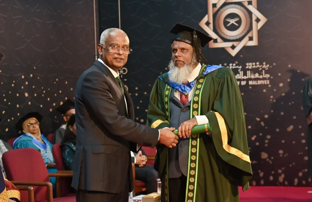 އިމާމް ކަމުގެ ޑިގްރީ ހާސިލް ކުރެއްވި ކޮއްކޮމެންނަށް ސަނަދު އެރުއްވީ ބޭބެ، ރައީސް ޞާލިހު