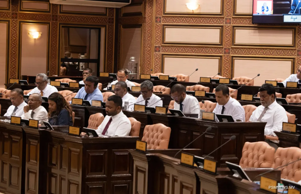ކޯރަމް ހަމަ ނުވެގެން މަޖިލީހުގެ ޖަލްސާ މެދުކަނޑާލައިފި؛ އެމްޑީޕީ މެންބަރުން ބޭރު ކުޑަ ދަށުގައި!