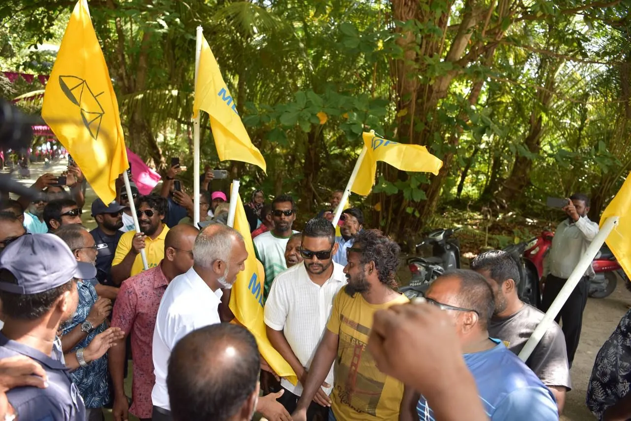 މުޒާހަރާކުރަމުން ދިޔަ އެމްޑީޕީ ސަޕޯޓަރުންނާއި ސަލާންކޮށް މުއިއްޒު ނަމޫނާ ދައްކައިފި!