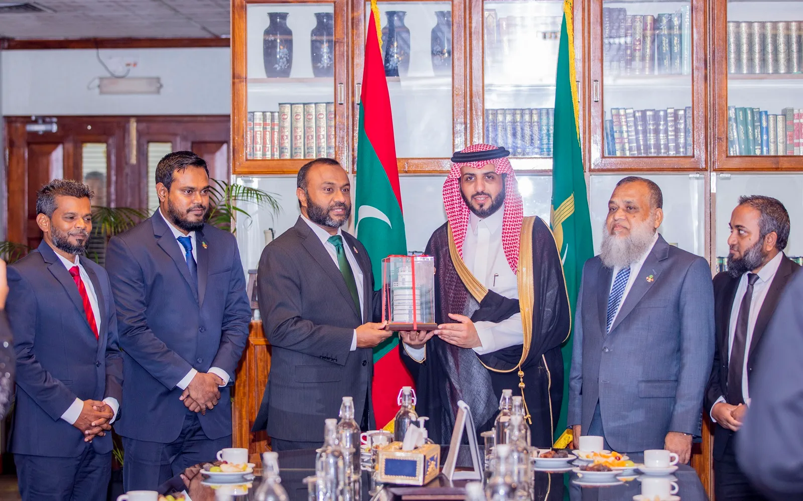 ސައުދީ ސަފީރު އިސްލާމިކް މިނިސްޓަރާއި ބައްދަލު ކުރައްވައިފި