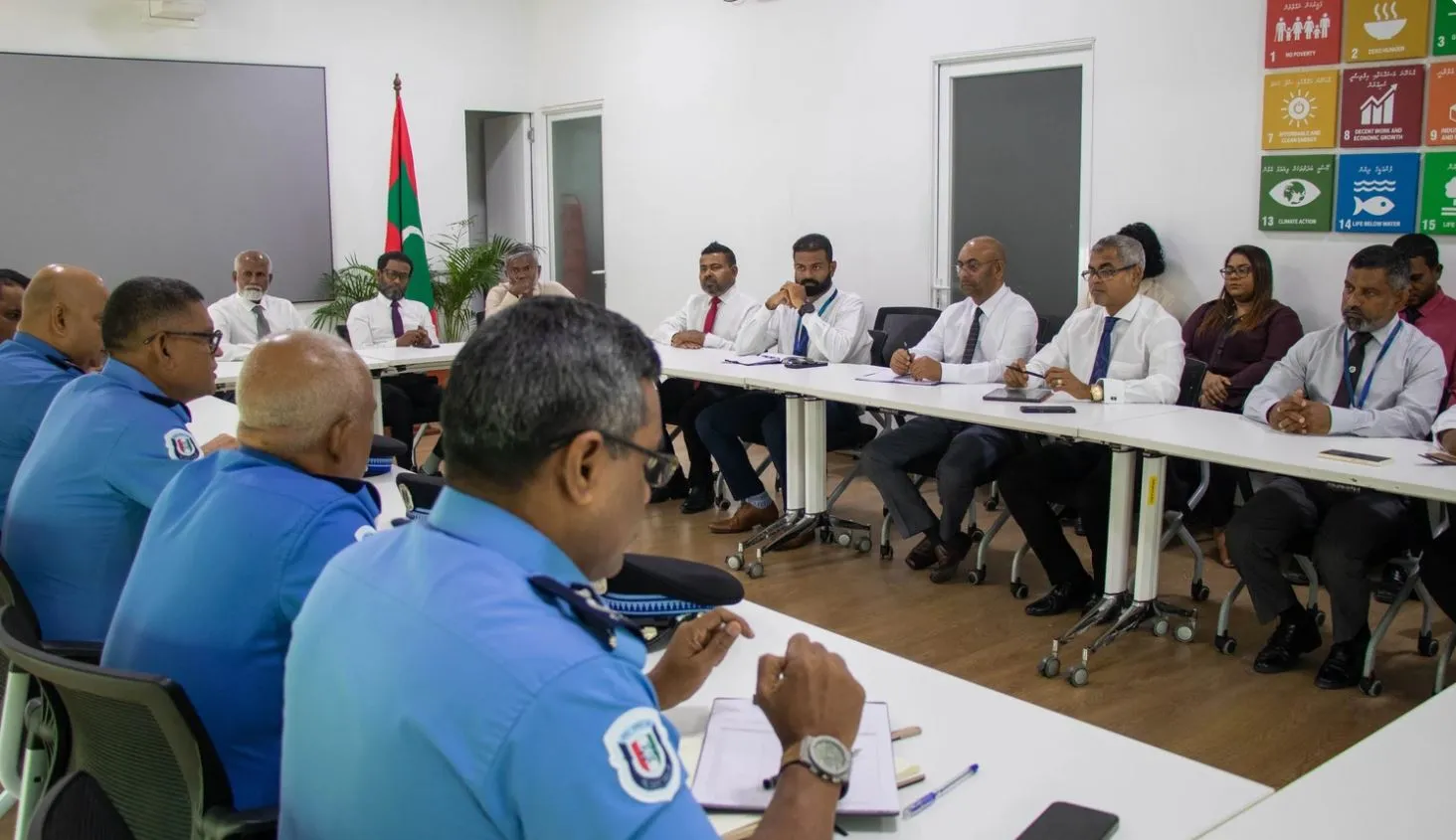 ތިމާވެށި ރައްކާތެރިކުރުމުގެ ސިޔާސަތުތައް ހަރުދަނާކުރުމަށް މިނިސްޓަރާއި ޕޮލިސް ކޮމިޝަނަރ ބައްދަލުކުރައްވައިފި