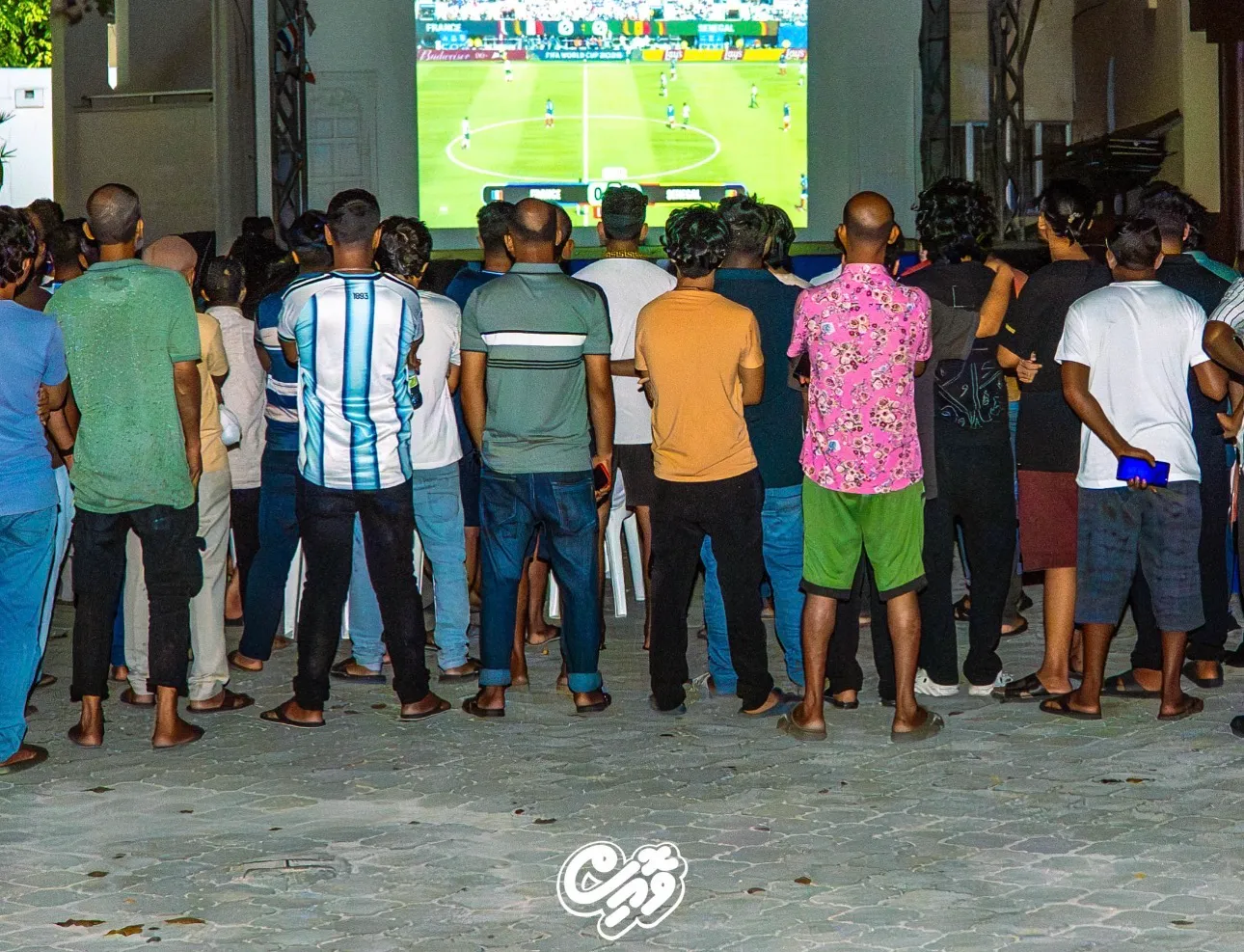 މީގެ ކުރިން ކުޅެވުނު މެޗެއް ބަލަން މީހުން ބޮޑު ސްކްރީން ކައިރީ
