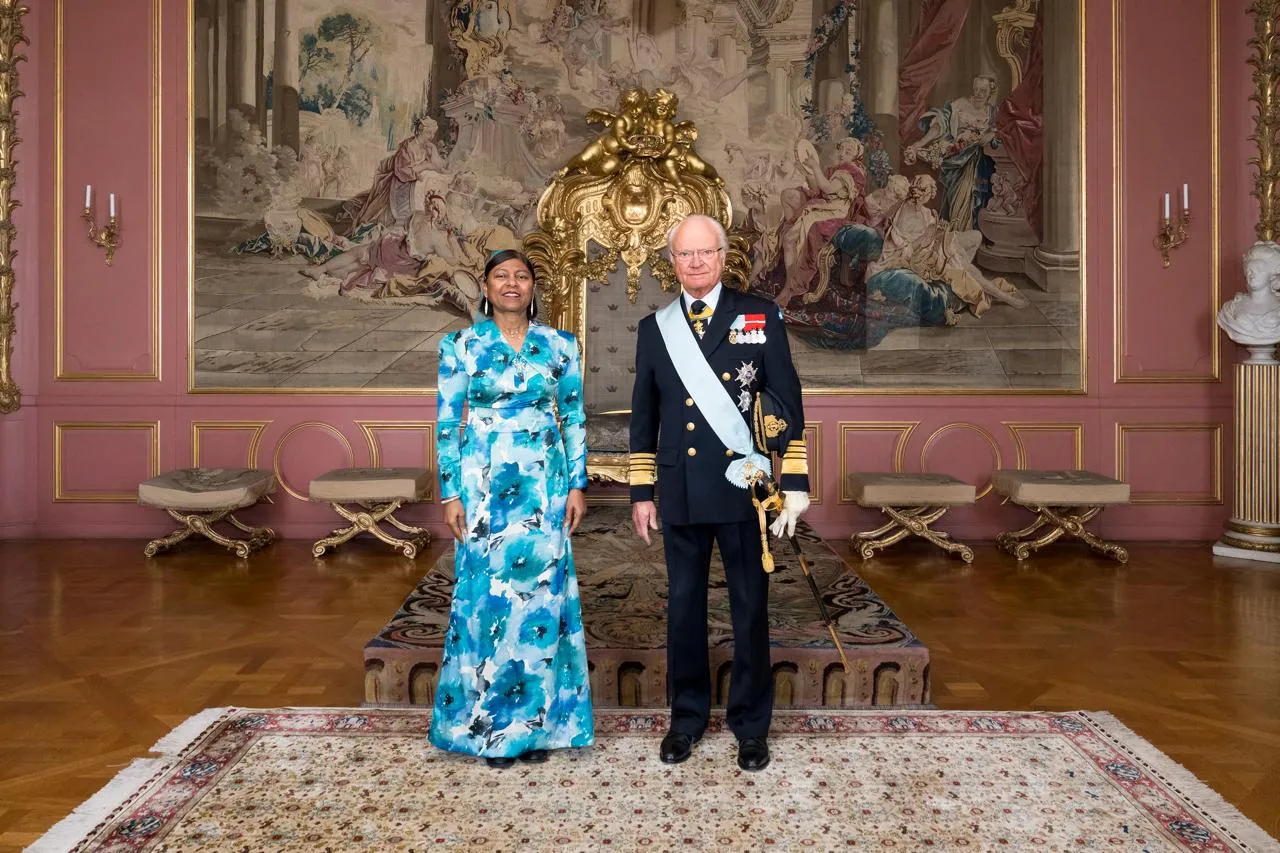 Maldives’ newly appointed Non-Resident Ambassador to the Kingdom of Sweden, Aishath Shaan Shakir and  King of Sweden, Carl XVI Gustaf (Photo/Foreign Ministry)