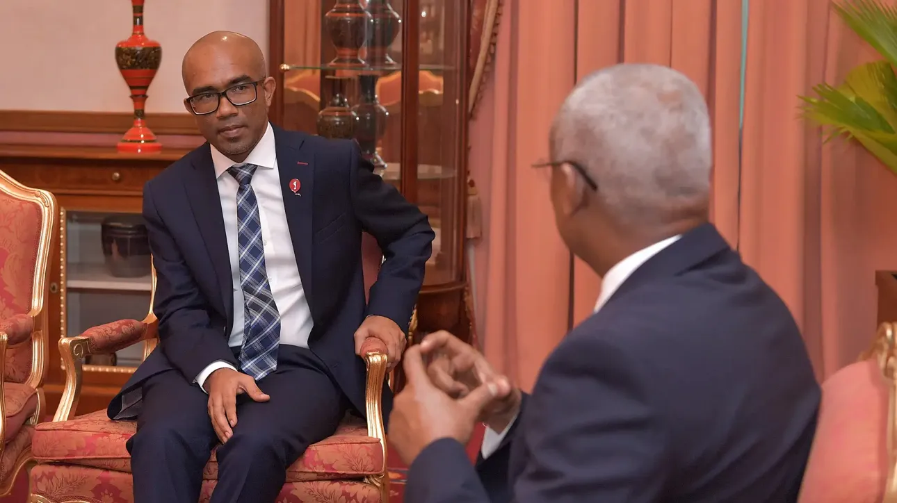 ހާމިދު އާއި ކުރީގެ ރައީސް އިބްރާހީމް މުހައްމަދު ޞާލިހު: ފޮޓޯ/ ރައީސް އޮފީސް

ް