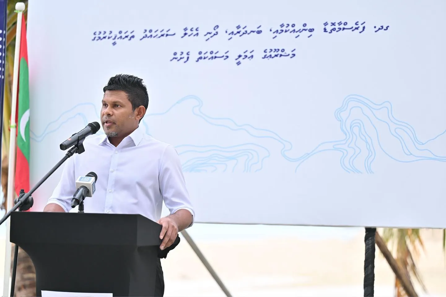 ފަރެސްމާތޮޑާގެ ބިންހިއްކުމާއި، ދޯނި އެހެލާ ސަރަޙައްދު ތަރައްޤީކުރުމުގެ ޢަމަލީ މަސައްކަތް ފެށުމަށް މިއަދު އެ ރަށުގައި ބޭއްވި ރަސްމިއްޔާތުގައި /ފޮޓޯ: ރައީސް އޮފީސް