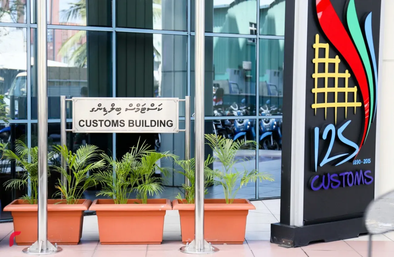 Customs seizes undeclared currency worth over MVR 900,000 from departing Indian national