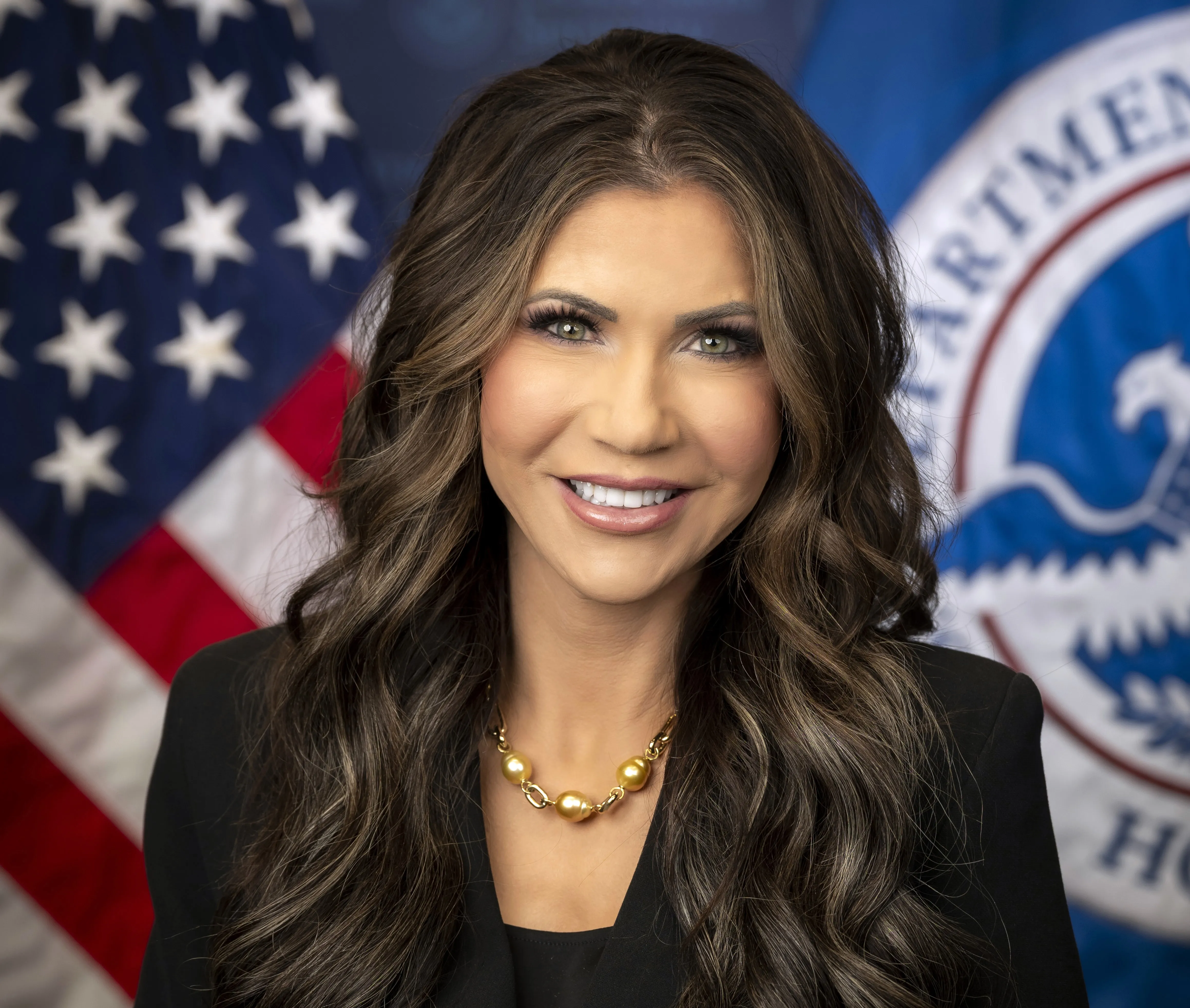 މަސައްކަތް ނުކުރާކަމަށް ބުނެ ޓްރަމްޕް، ހޯމް ސެކްރެޓަރީ މަޤާމުން ވަކިކޮށްފި