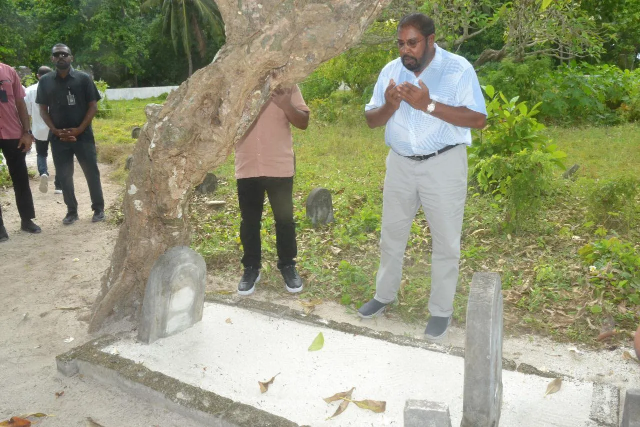 ދިއްދޫ އަށް ވަޑައިގެން ފުރަތަމަވެސް ގާސިމް ޒިޔާރަތްކުރެއްވީ މަންމާފުޅު ފަސްދާނުލެވިފައިވާ ތަނަށް!