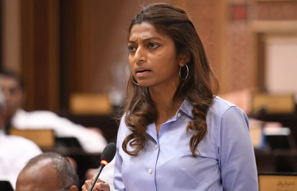 ކުއްލިއަކަށް ރީ-ރެޖިސްޓާ ވި މީހުންގެ އަދަދު ބޮޑުތަނުން މަތިވުމުން ސުވާލު އުފެދޭ: އީވާ