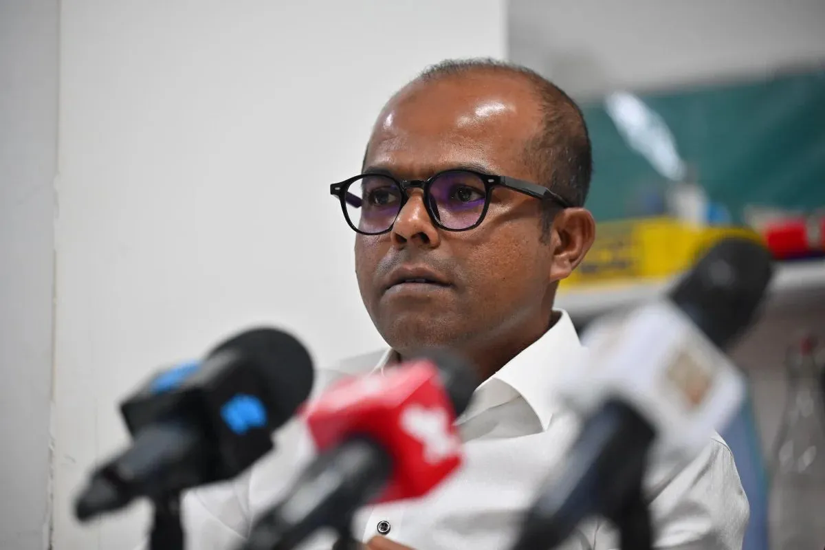 އަދަދުގެ ސީއީއޯ ފިޔާޒްގެ ޕާސްޕޯޓް ހިފަހައްޓައިފި، ތިން މަހަށް ފުރުން މަނާ