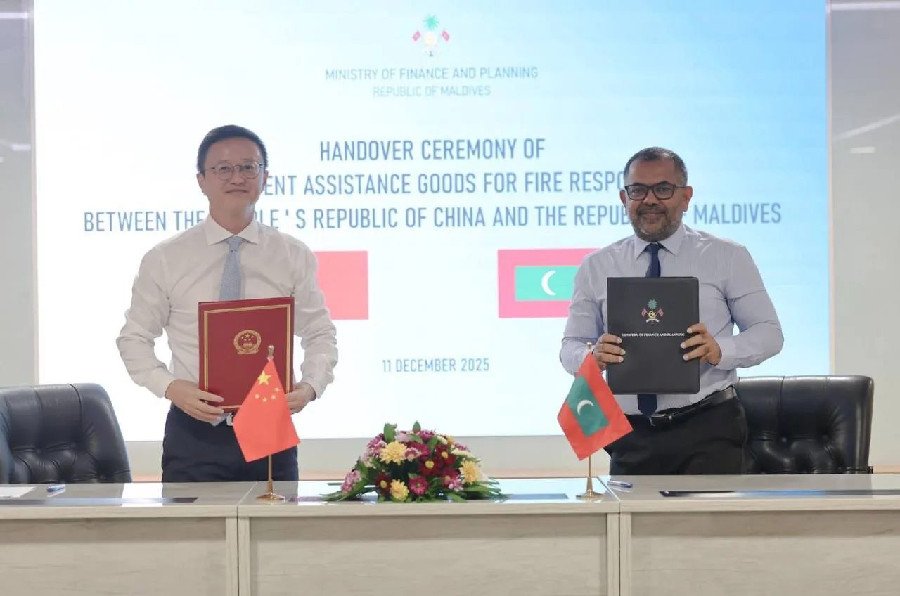 Chinese Ambassador Kong Xianhua hands over USD 2.8 Million in grant to Finance Minister Moosa Zameer (Photo/Ministry of Foreign Affairs)