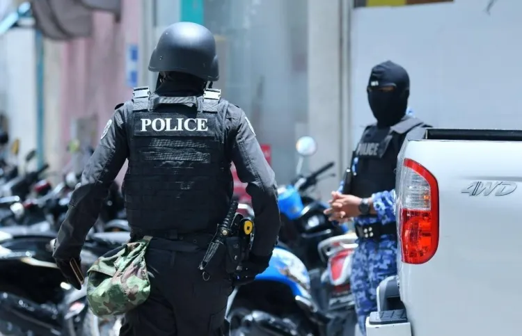ފުލުހުން އޮޕަރޭޝަނެއްގައި... ފޮޓޯ: އިންޓަރނެޓް