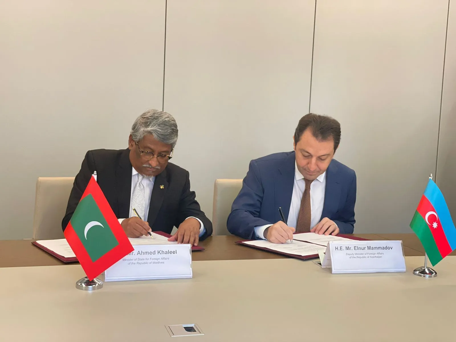 އަޒަރުބައިޖާނާއި ރާއްޖޭގެ ގުޅުން ބަދަހި ކުރުމަށް ޚާއްސަ އެއްބަސްވުމެއްގައި ސޮއިކޮށްފި