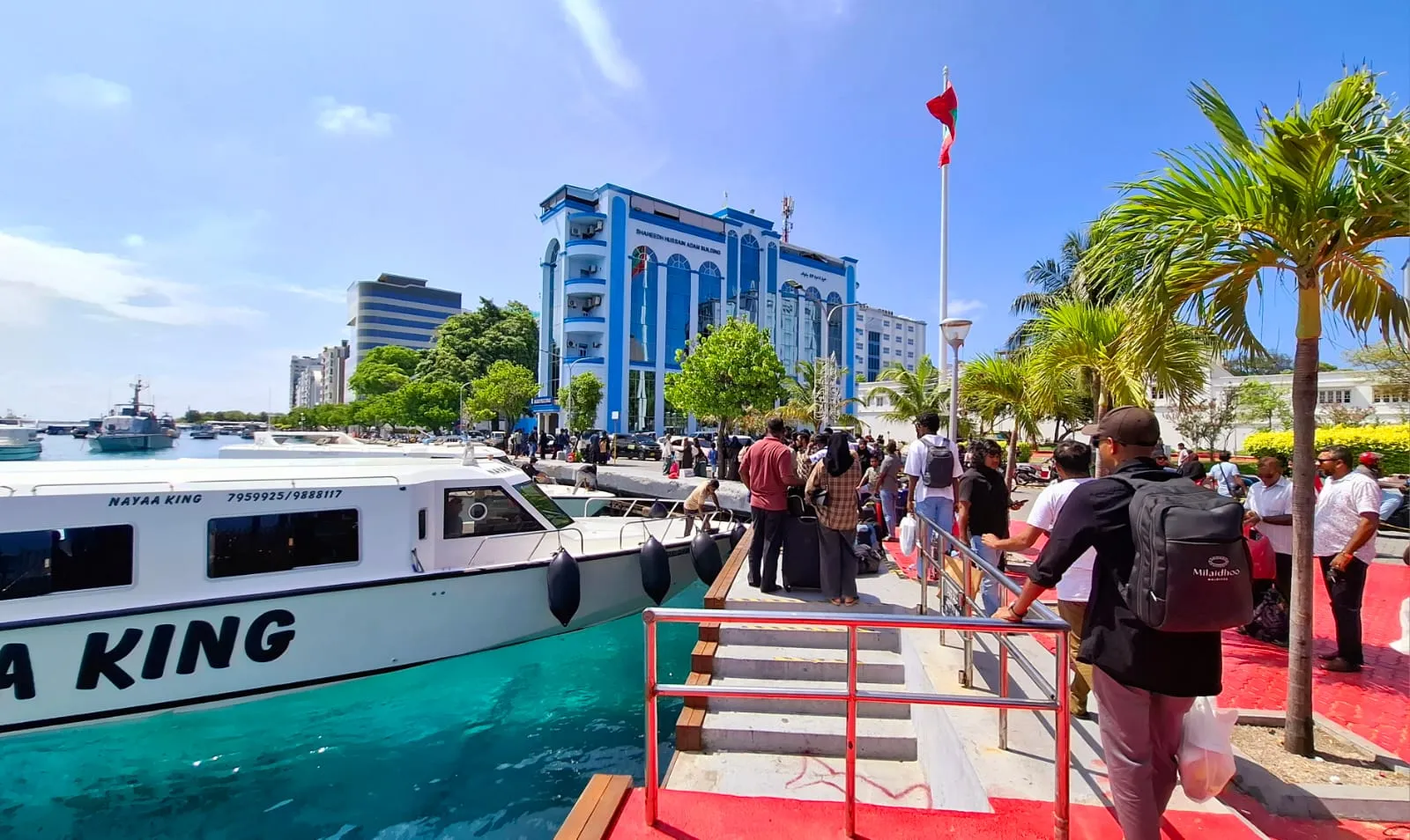 ބަންދަށް ރަށަށްދިޔަ ބަޔަކު މާލެއައިސް ޖެޓީ ކައިރި މަޑުކޮށްލައިގެން... ފޮޓޯ: ވޮއިސް