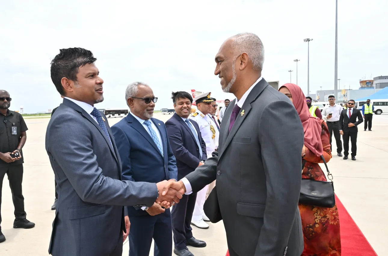 ރައީސް މުޢިއްޒުގެ ދެ ކަނބަލުން އިންޑިޔާއަށް ފުރާވަޑައިގެންނެވުން: ފޮޓޯ/ ރައީސް އޮފީސް