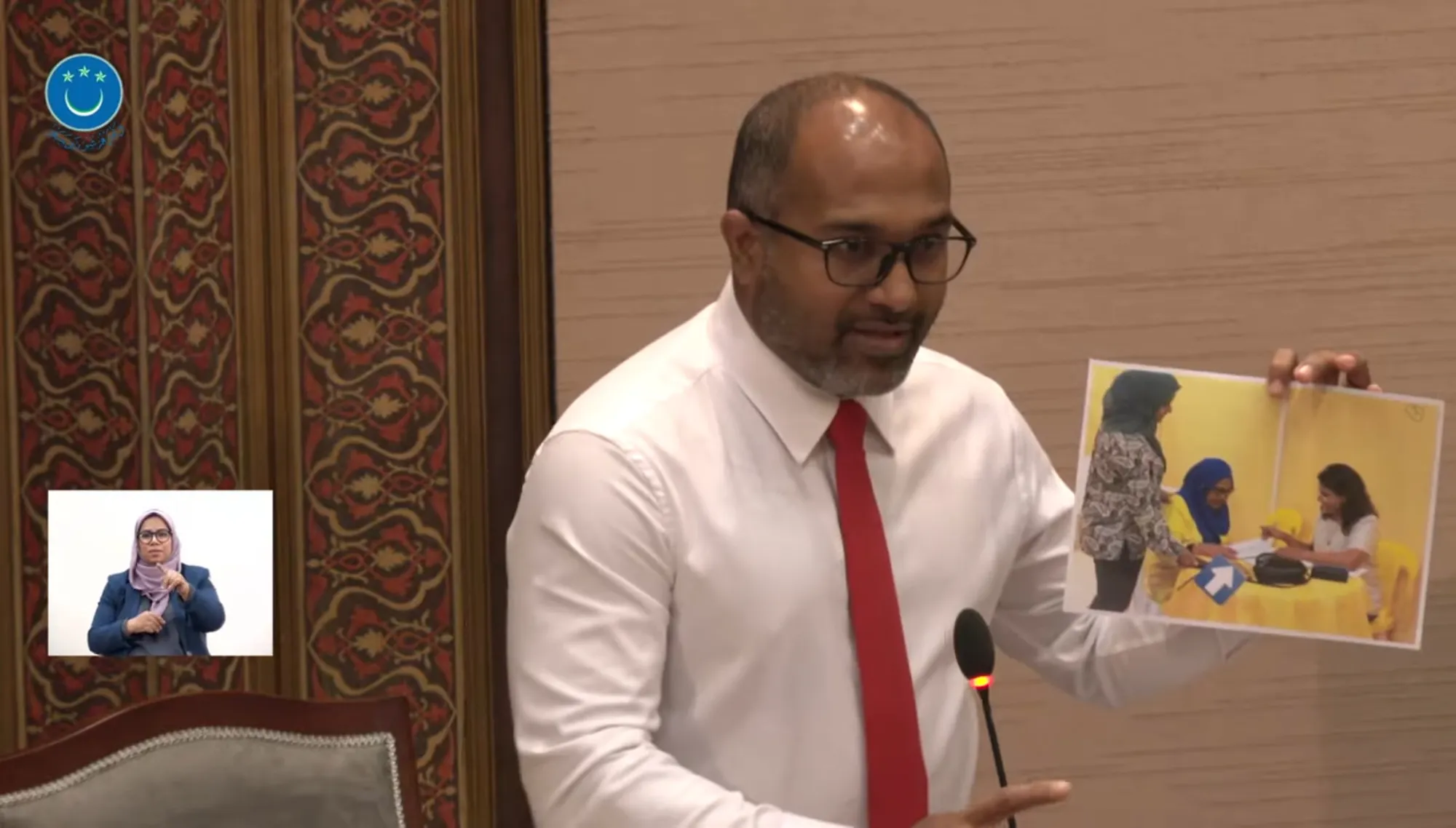 މެޑަމް ފަޒުނާ ޑީއެންއާރު ޑާޓާ ބޭސް ބޭނުންކުރާ ފޮޓޯއެއް މަޖިލީހުގައި އިހްސާން ހާމަކުރައްވައިފި