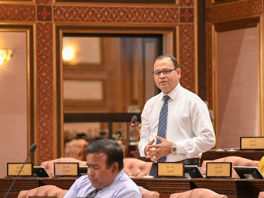 އާދަމް ޝަރީފް މަޖިލީހުގައި އުޅުއްވިއިރު... ފޮޓޯ: މަޖިލީހުގެ އިދާރާ