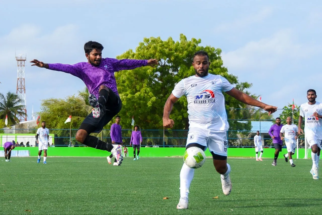 ކާށިދޫ ޕޮލިސް ކުލަބާއި އީއެން ފުޓްބޯޅަ ޓީމު ވާދަކުރި މެޗުގެ ތެރެއިން.. ފޮޓޯ: މާންގްރަފީ