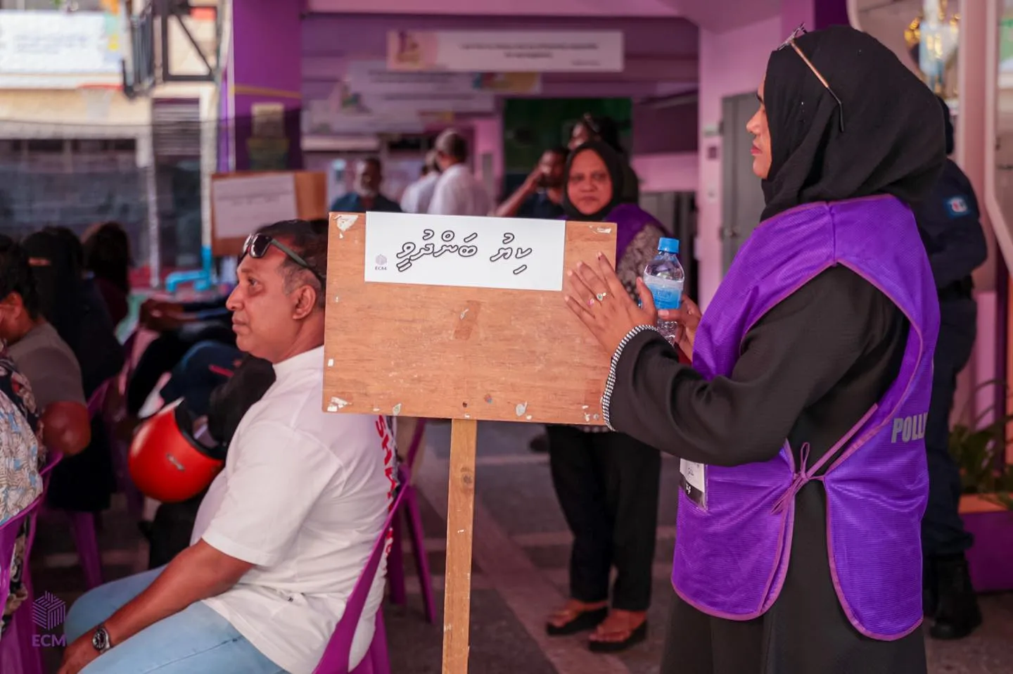 ކިއޫ ބަންދުކޮށް ބައެއް ފޮށިތައްވެސް ބަންދުކޮށްފި