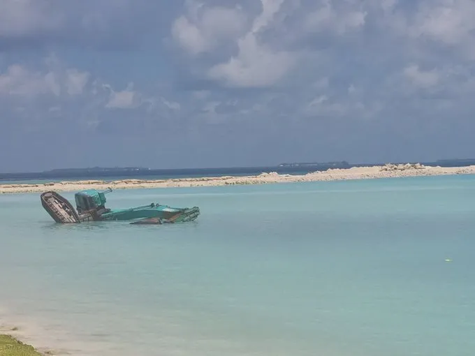 މާފަރު އެއާޕޯޓް މަސައްކަތުގައި ބޭނުންކުރި އެކްސްކަވޭޓަރެއް ފޮރޮޅާލައި ޑްރައިވަރު ނިޔާވެއްޖެ
