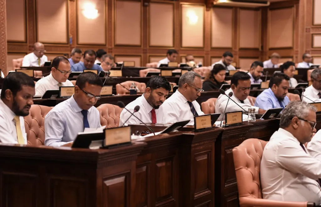 އެމްޑީޕީ މެންބަރުންގެ ވޯޓާއެކު ބަރުލަމާނީ ގަރާރު މަޖިލީހަށް ބަލައިގެންފި!
