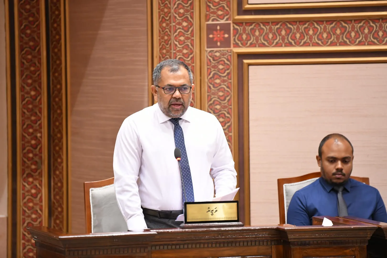 ވަޒީރު ޒަމީރު މަޖިލީހުގެ ޖަލްސާއެއްގައި: ފޮޓޯ/ މަޖިލިސް