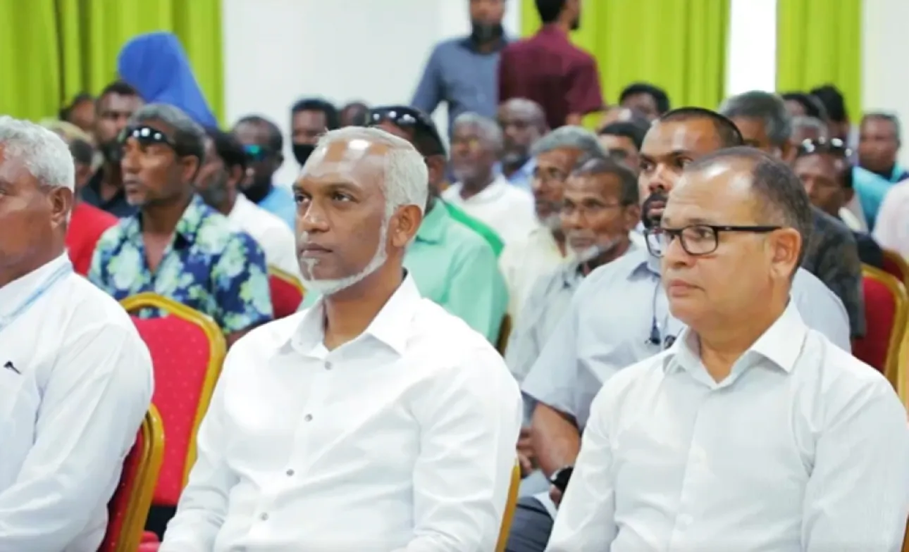 ވަޒީރު އާދަމް ޝަރީފް ޢުމަރާއި ރައީސް ޑރ މުހައްމަދު މުޢިއްޒު: