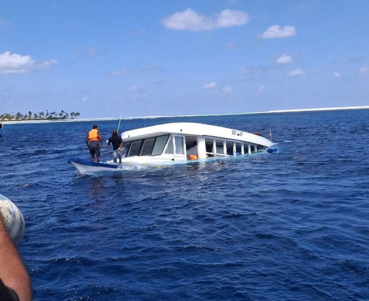 އެކްސިޑެންޓްގައި އެއް ދޯނި ވަނީ އަޑިއަށް ގޮސްފައި