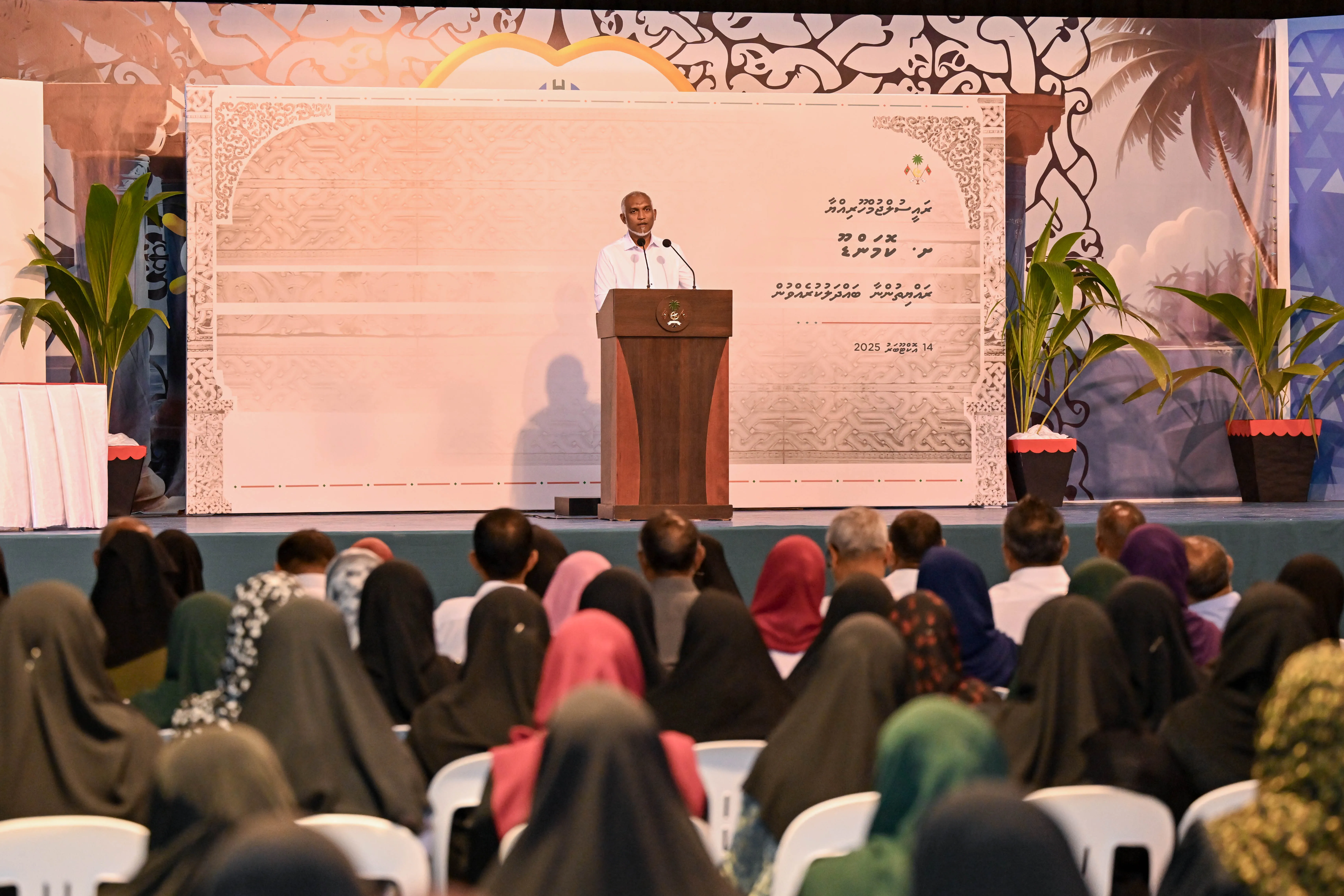 ށ. ކޮމަންޑޫ ރައްޔިތުންނާ ބައްދަލުކުރައްވާ ވާހަކަފުޅުދައްކަވަނީ / ފޮޓޯ: ރައީސް އޮފީސް