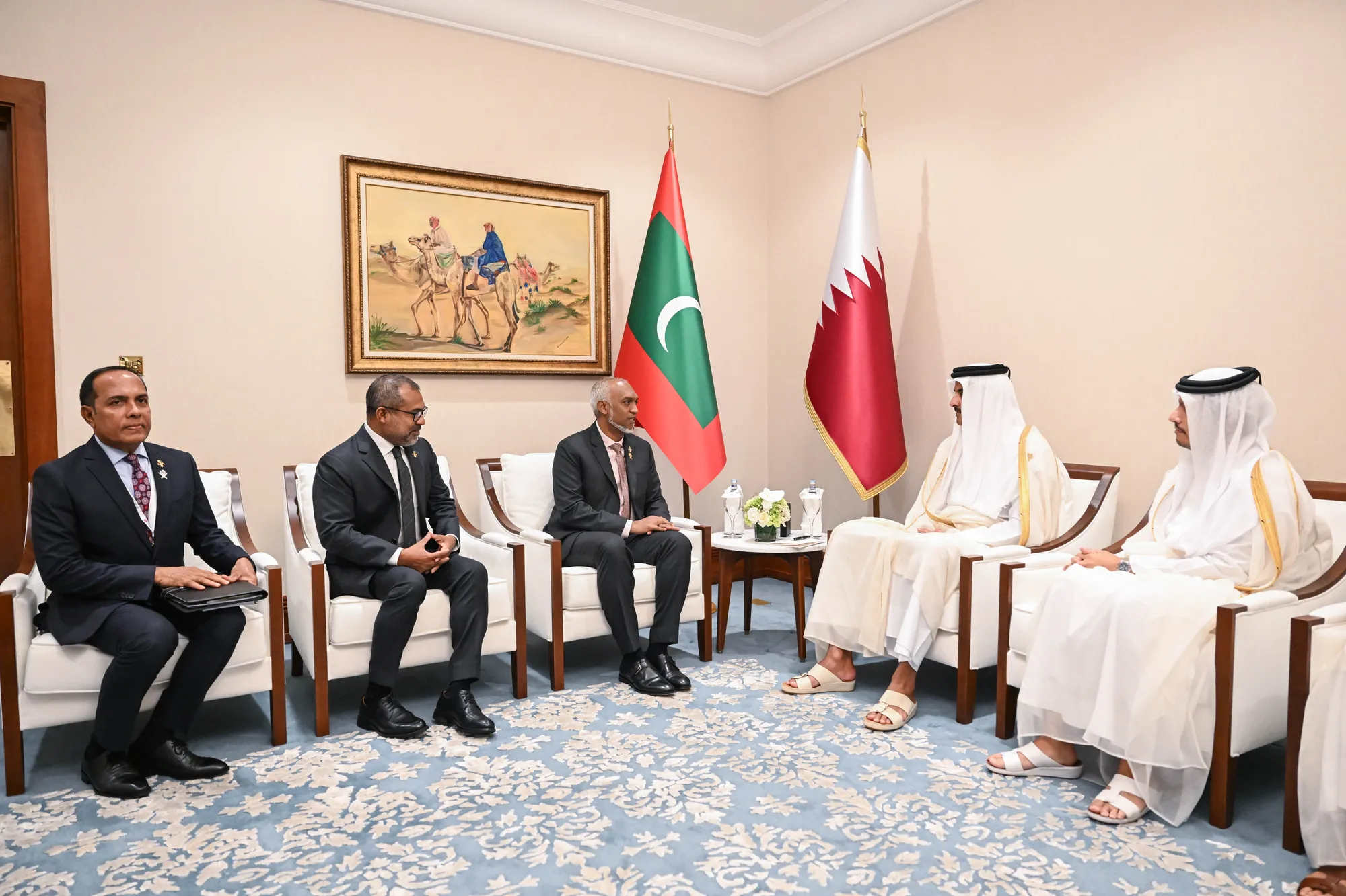 ގަތަރުގެ އަމީރު، ރައީސް މުޢިއްޒުއާ ބައްދަލުކުރައްވައިފި