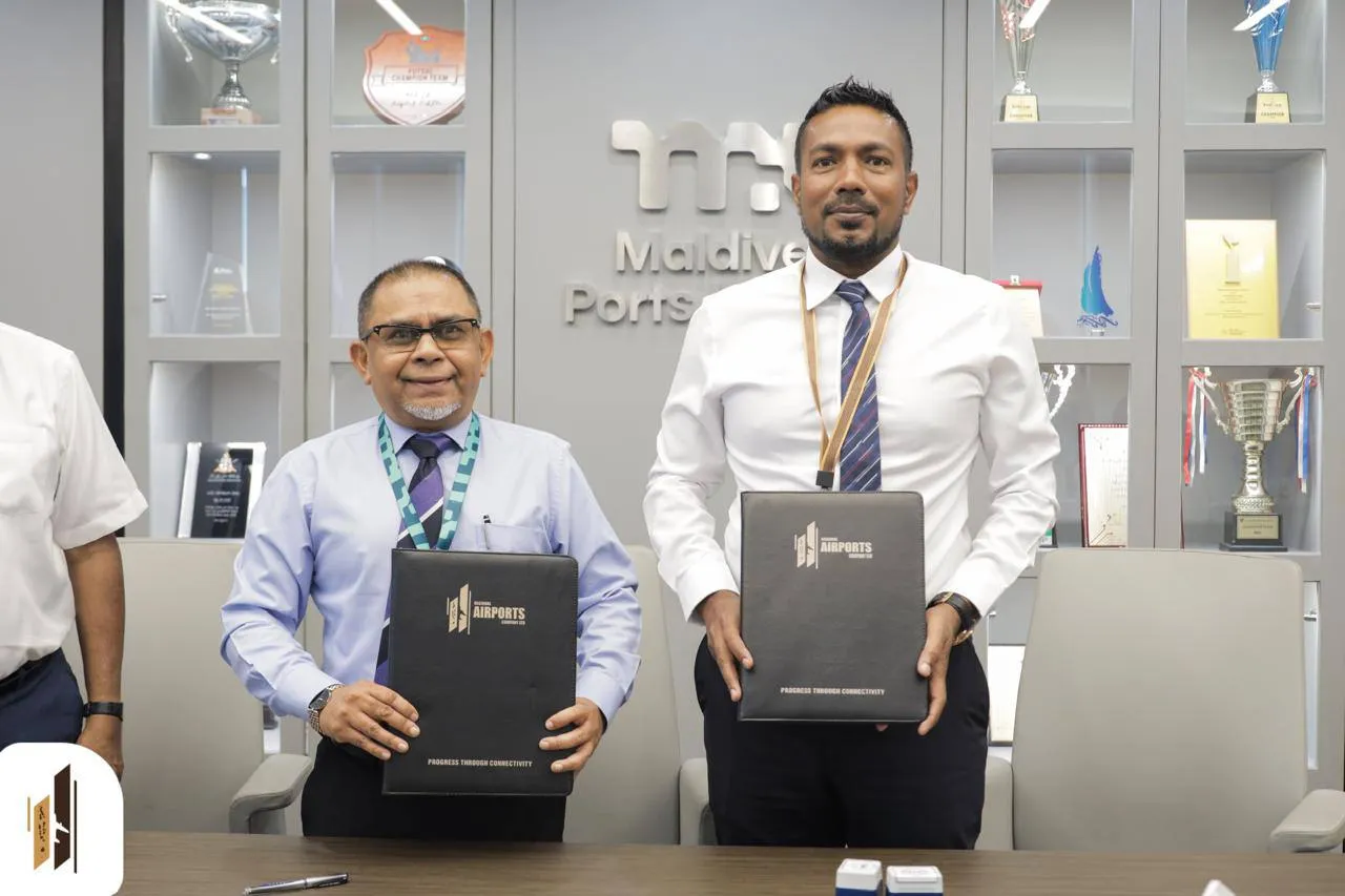 Ahmed Mubeen, Managing Director of RACL (right) and Mohamed Wajeeh, CEO of MPL (Left)  during the MoU signing ceremony