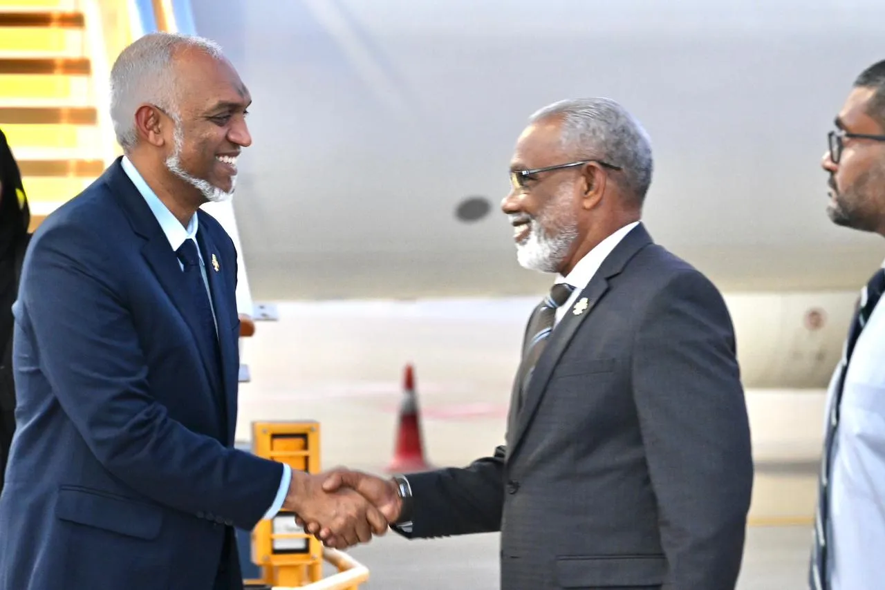 އުމްރާގެ އަޅުކަމަށް ފަހު ރައީސްގެ ދެކަނބަލުން މާލެ ވަޑައިގެންފި