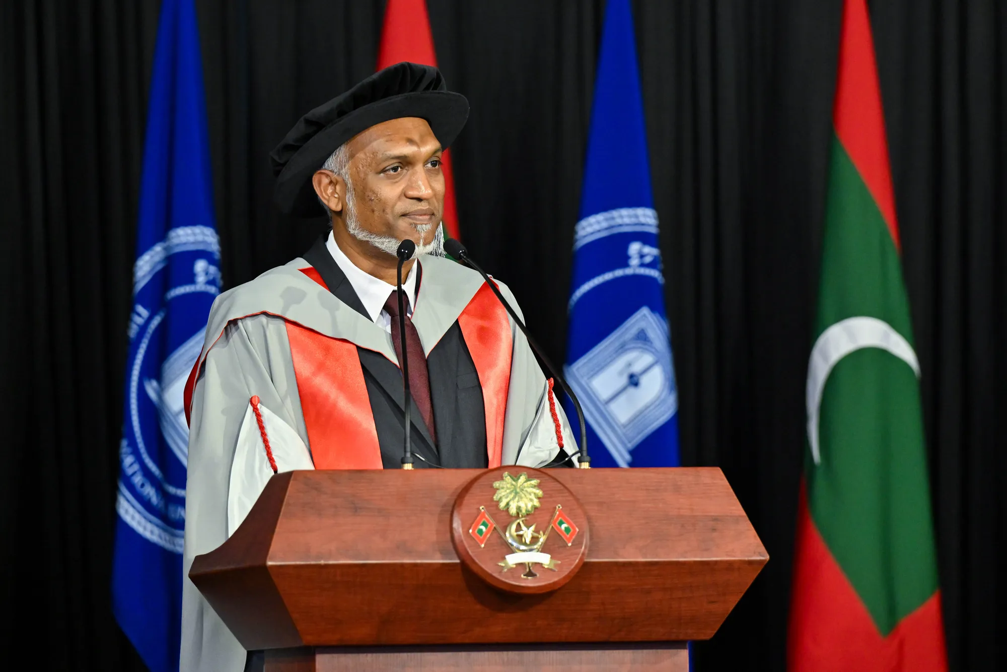ދިވެހިރާއްޖޭގެ ޤައުމީ ޔުނިވަރސިޓީގެ ދަސްވެނިވުމުގެ ރަސްމިއްޔާތުގައި ރައީސުލްޖުމްހޫރިއްޔާ ވާހަކަފުޅު ދައްކަވަނީ... ފޮޓޯ/ރައީސް އޮފީސް