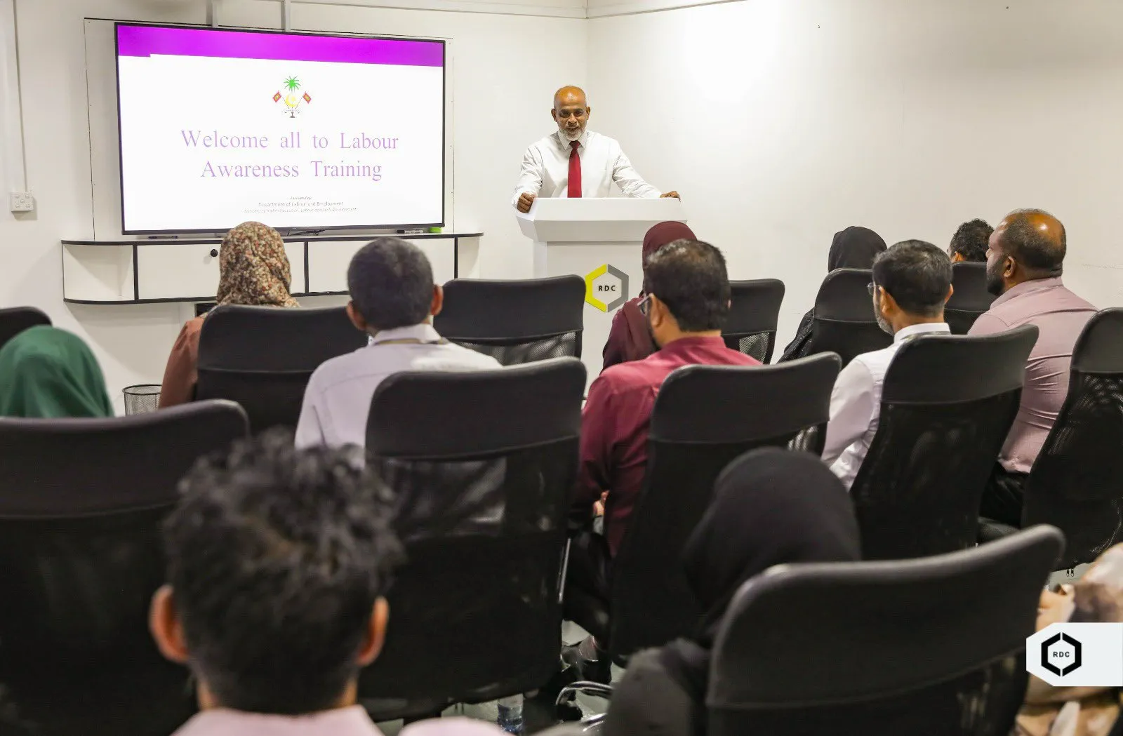 މުވައްޒަފުން ހޭލުންތެރިކުރުމަށް ބޭއްވުނު ސެޝަންގެ ތެރެއިން: ފޮޓޯ/ އާރުޑީސީ