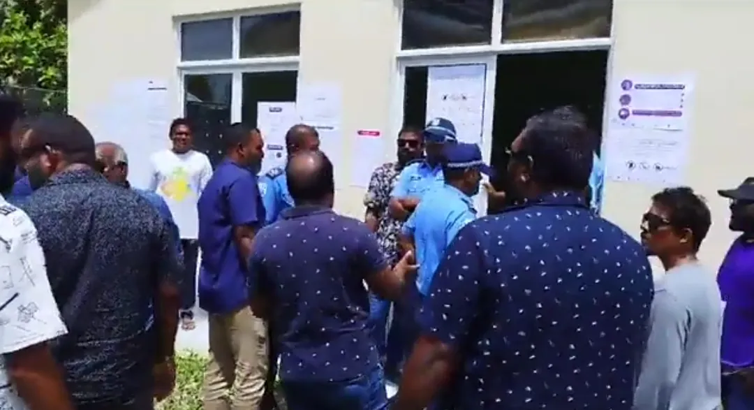 ފޮނަދޫ އީސީގެ އޮފިޝަލެއް ދުރުކުރުމަށްފަހު، މައްސަލަޖެހުނު ފޮށީގެ ވޯޓުލުން ފަށަނީ!