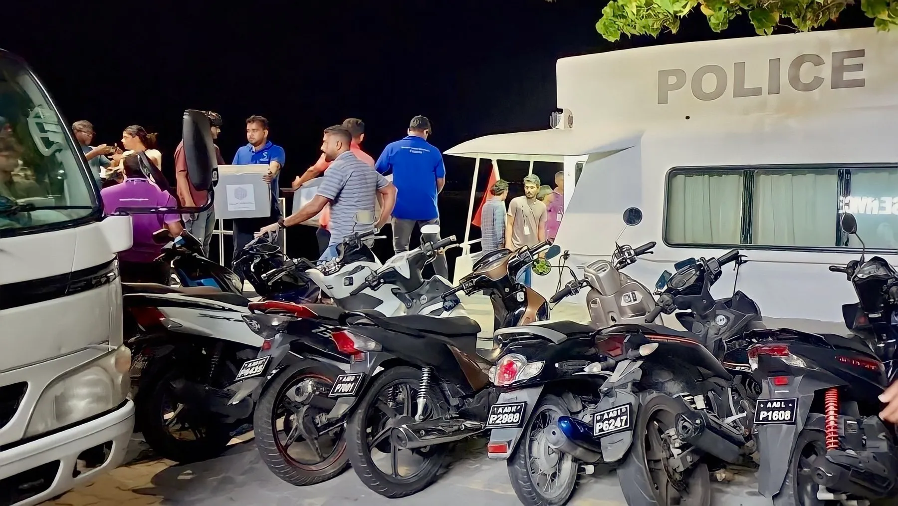 ރިޔާސީ އިންތިޚާބުގެ ސަލާމަތީ ކަންކަން ބަލަހައްޓާ ފުލުހުން އަތޮޅުތެރެއަށް ފުރައިފި